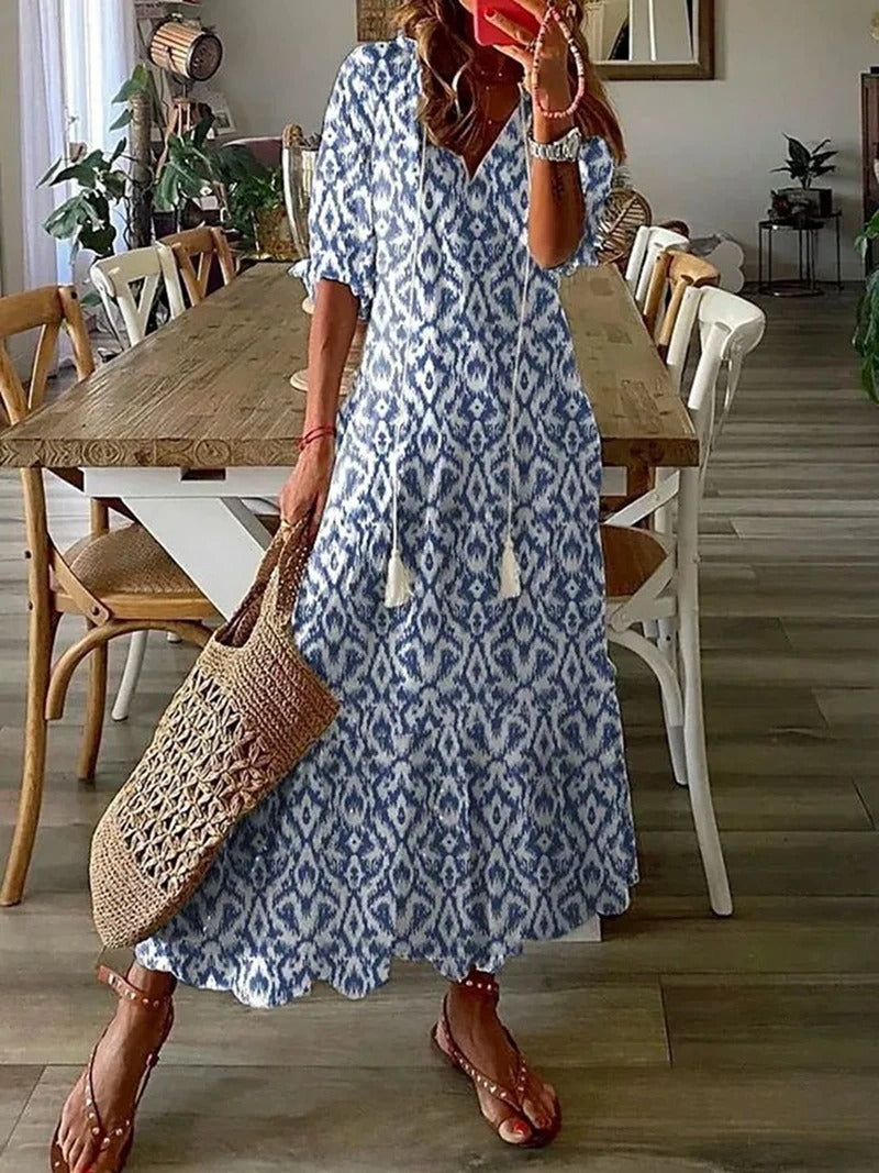 Beżowa sukienka maxi boho z etnicznymi wzorami, luźny krój, detale do wiązania, idealna na lato i elegancka.