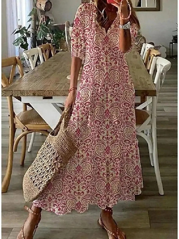 Beżowa sukienka maxi boho z etnicznymi wzorami, luźny krój, detale do wiązania, idealna na lato i elegancka.