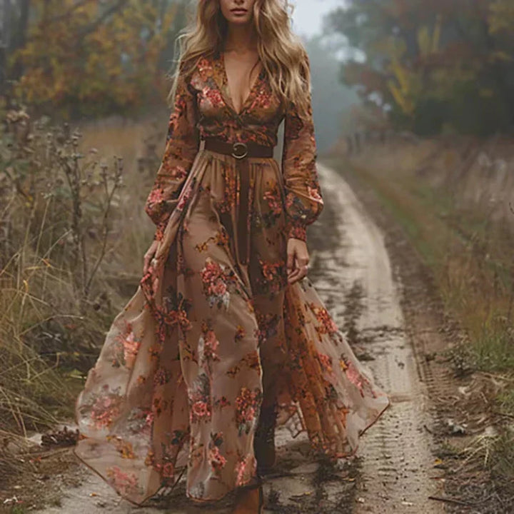 Brązowa maxi sukienka boho z falbanami dla kobiet, zwiewny krój, elegancka, idealna na swobodny styl.