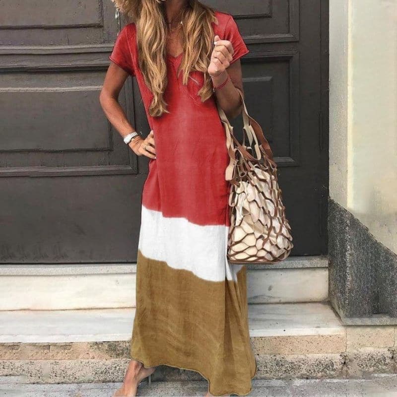 Damska sukienka maxi boho color block w odcieniach terakoty, bieli i brązu, z dekoltem V i krótkim rękawem.