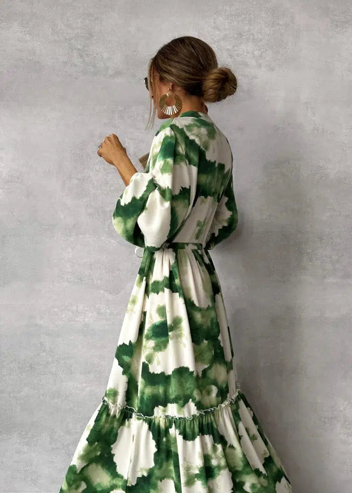 Elegancka sukienka maxi damska w zielonym gradiencie z dekoltem V, bufiastymi rękawami i regulowanym paskiem, łącząca styl i wygodę.