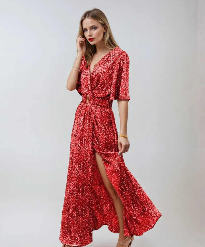 Zwiewna bordowa sukienka maxi w stylu boho z wbudowanym paskiem i eleganckim wzorem dla kobiet.