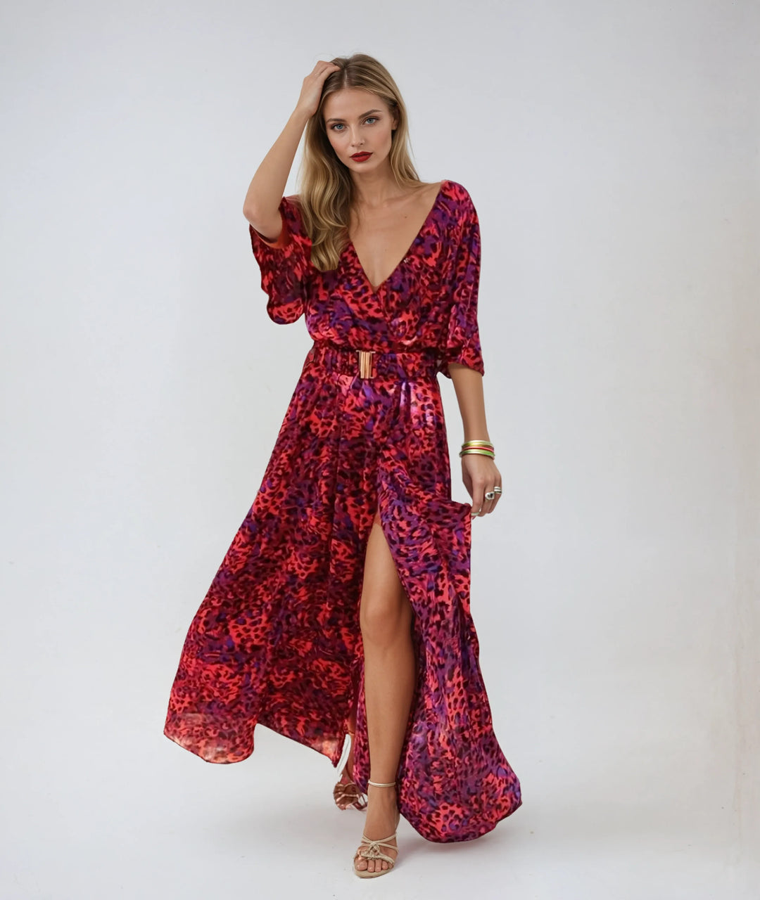 Zwiewna bordowa sukienka maxi w stylu boho z wbudowanym paskiem i eleganckim wzorem dla kobiet.