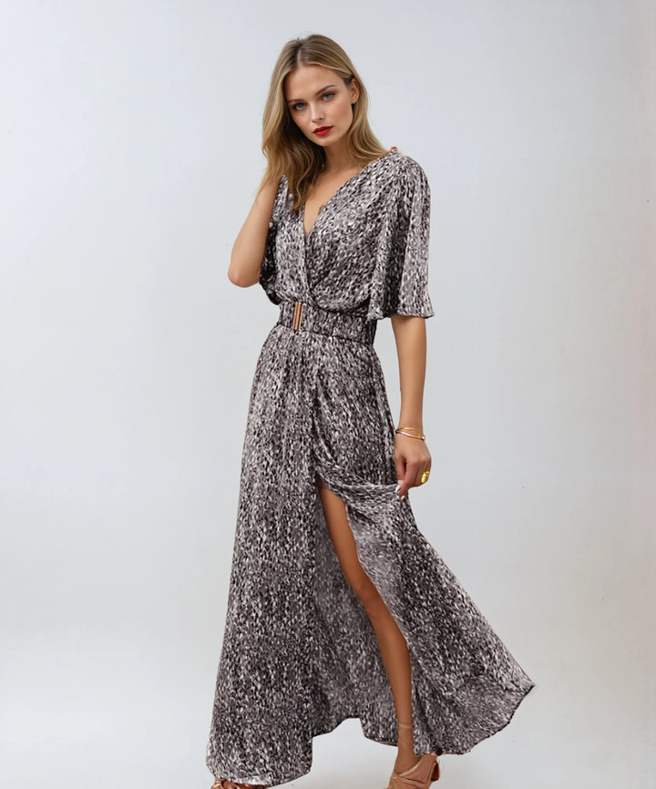 Zwiewna bordowa sukienka maxi w stylu boho z wbudowanym paskiem i eleganckim wzorem dla kobiet.