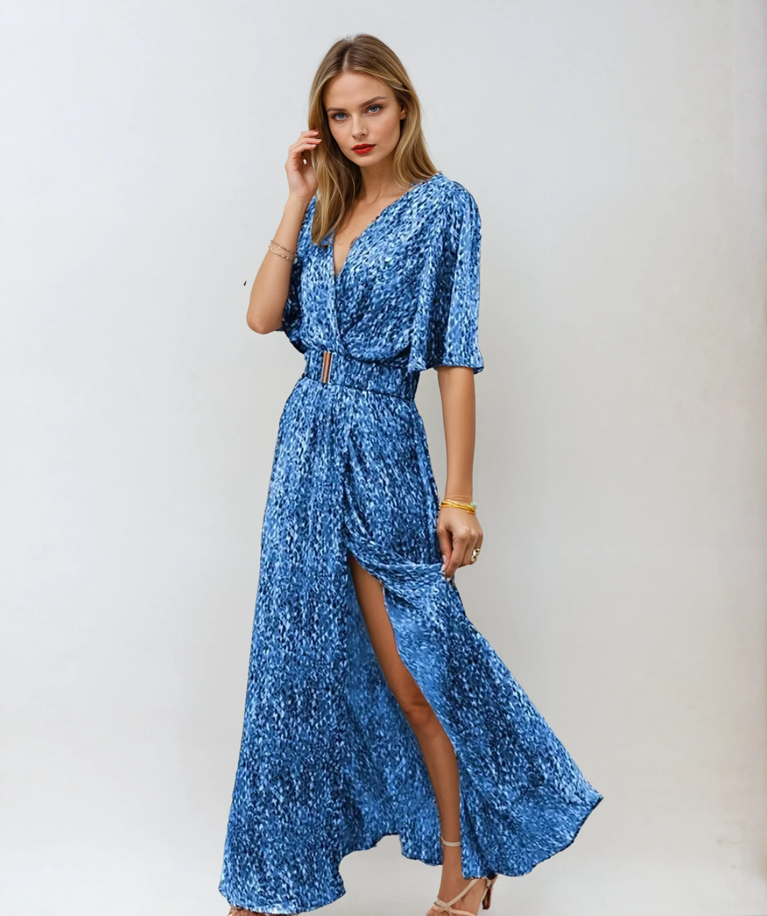 Zwiewna bordowa sukienka maxi w stylu boho z wbudowanym paskiem i eleganckim wzorem dla kobiet.