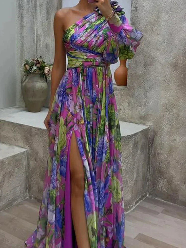 Elegancka lawendowa sukienka maxi damska z rozcięciem, wzorzysta, szykowna i seksowna, widok z tyłu