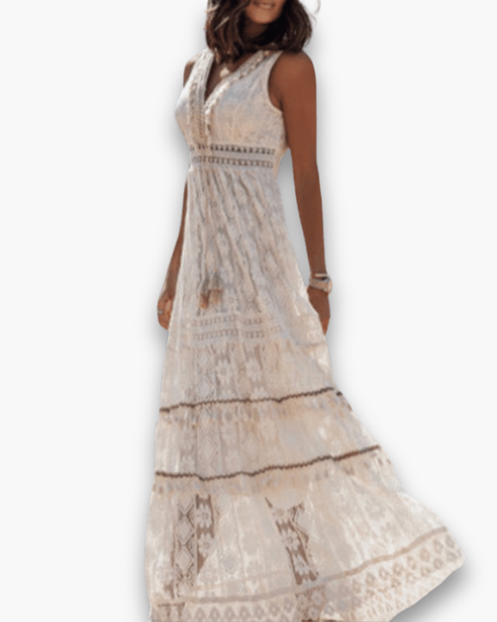 Beżowa, elegancka sukienka midi w stylu boho z delikatną koronką, o płynnym kroju podkreślającym kobiecą sylwetkę.
