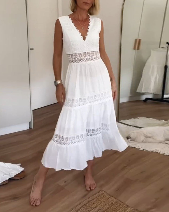 Biała koronkowa sukienka midi w stylu boho z dekoltem w kształcie litery V i falbanami, elegancka i kobieca na każdą okazję
