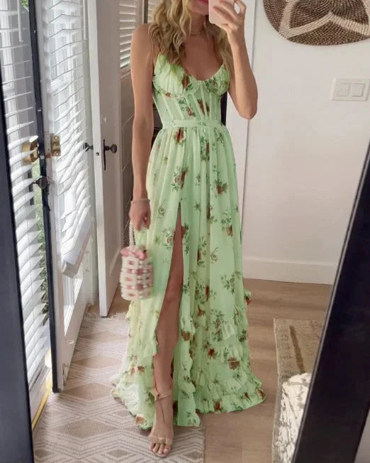Modelka nosząca elegancką sukienkę midi z draperią, która podkreśla jej figurę. Widok z przodu.