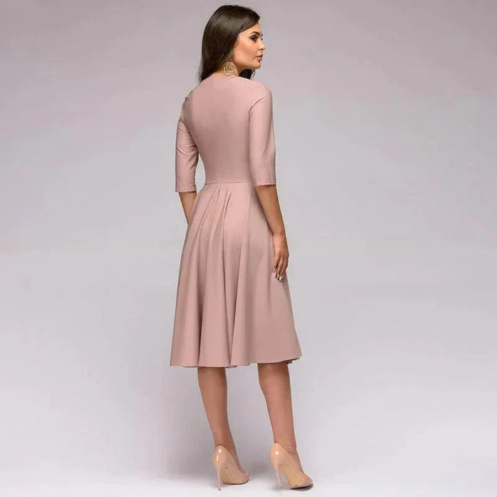 Elegancka sukienka midi z detalami wiązania, lekki i zwiewny materiał, odpowiednia na formalne lub codzienne wyjścia.