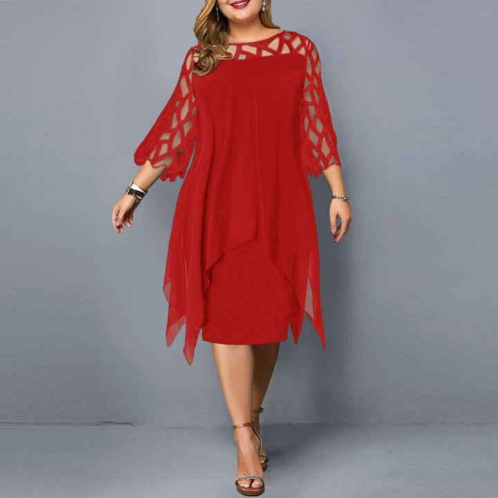 Elegancka sukienka midi plus size, z okrągłym dekoltem, koronkowymi rękawami, podkreślająca figurę, w ciemnym kolorze.