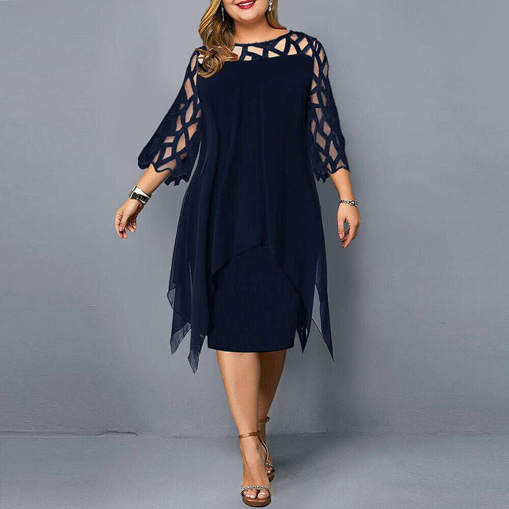 Elegancka sukienka midi plus size, z okrągłym dekoltem, koronkowymi rękawami, podkreślająca figurę, w ciemnym kolorze.