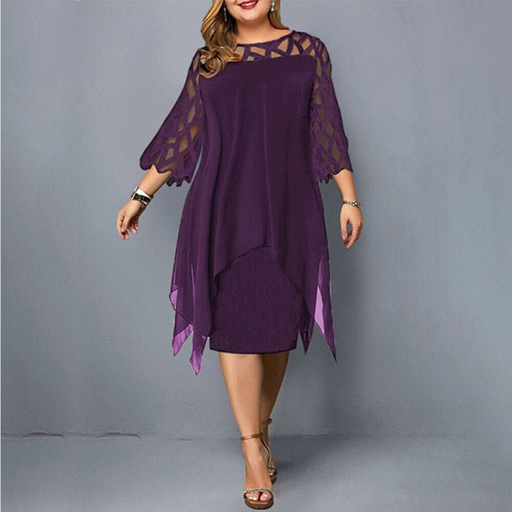 Elegancka sukienka midi plus size, z okrągłym dekoltem, koronkowymi rękawami, podkreślająca figurę, w ciemnym kolorze.