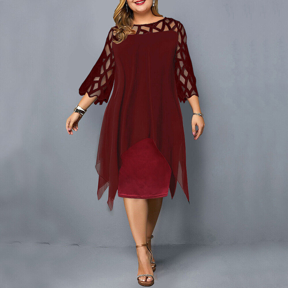 Elegancka sukienka midi plus size, z okrągłym dekoltem, koronkowymi rękawami, podkreślająca figurę, w ciemnym kolorze.