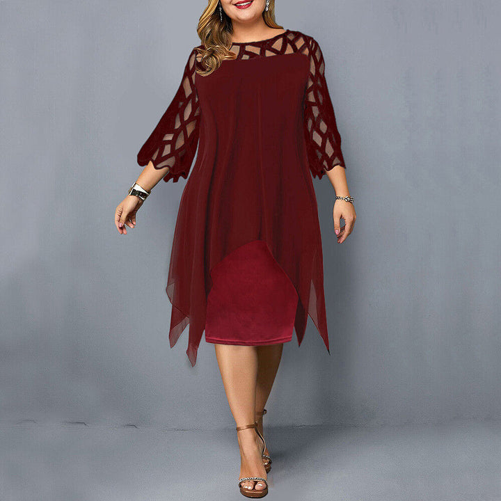Elegancka sukienka midi plus size, z okrągłym dekoltem, koronkowymi rękawami, podkreślająca figurę, w ciemnym kolorze.