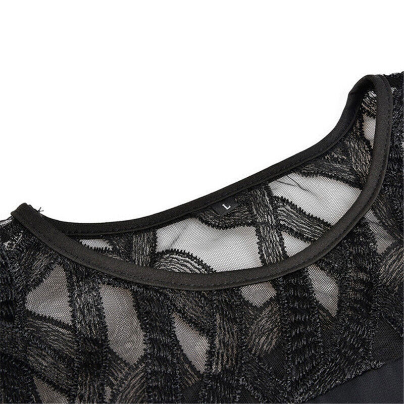 Elegancka sukienka midi plus size, z okrągłym dekoltem, koronkowymi rękawami, podkreślająca figurę, w ciemnym kolorze.