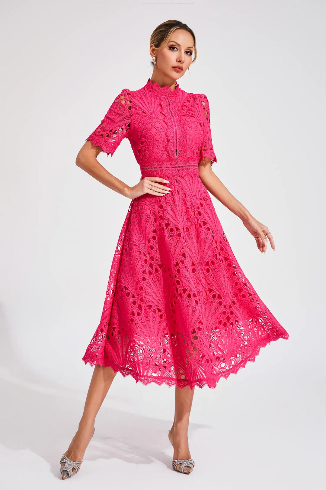 Biała koronkowa sukienka midi dla kobiet, idealna na śluby i wieczorne przyjęcia, z delikatnym dekoltem i wyrafinowanym krojem.