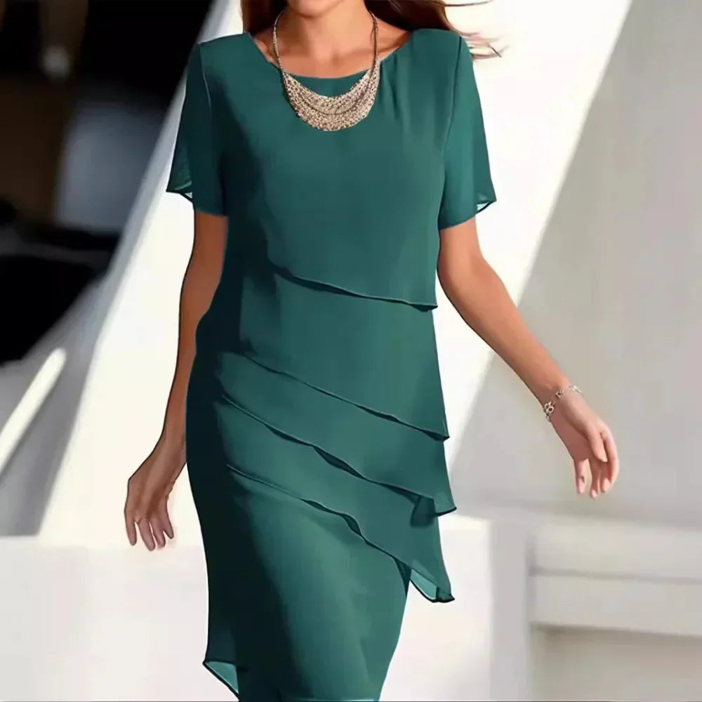 Elegancka damska sukienka midi z warstwowym designem, okrągłym dekoltem i krótkimi rękawami.