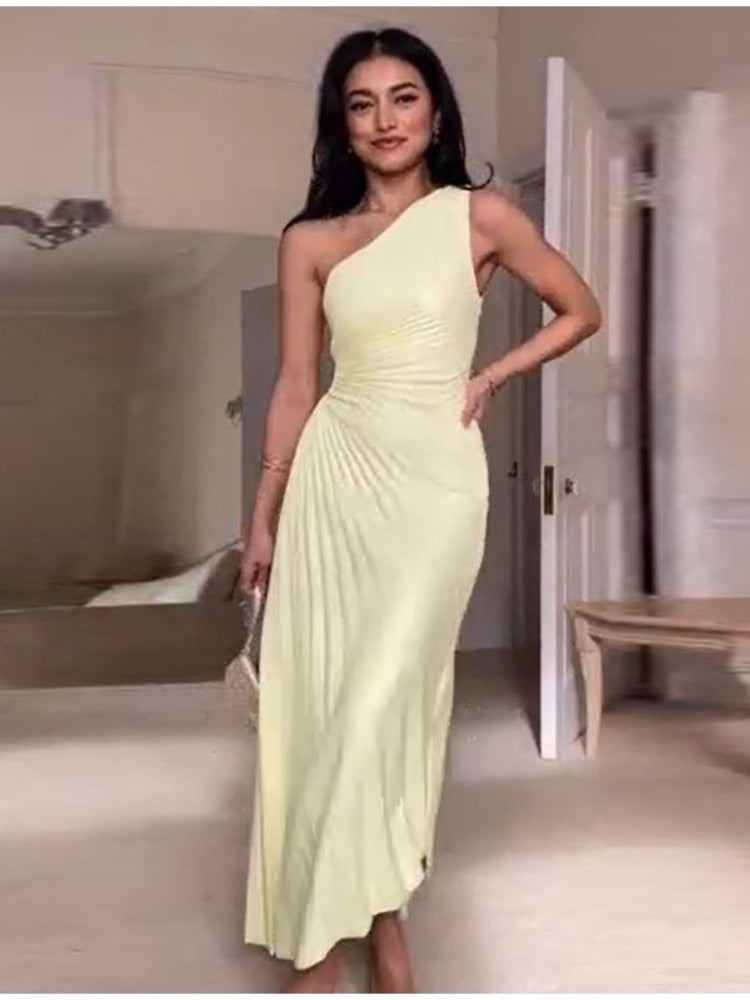Luksusowa satynowa sukienka Regina, widok z przodu, elegancki krój, idealna na eleganckie okazje
