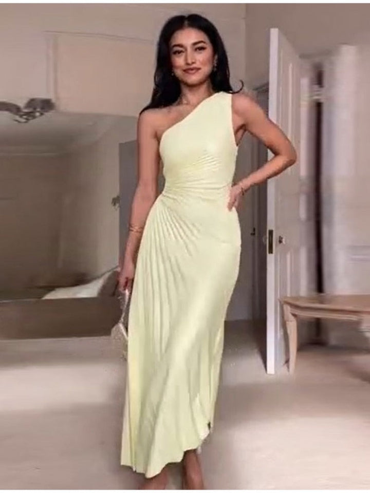 Luksusowa satynowa sukienka Regina, widok z przodu, elegancki krój, idealna na eleganckie okazje