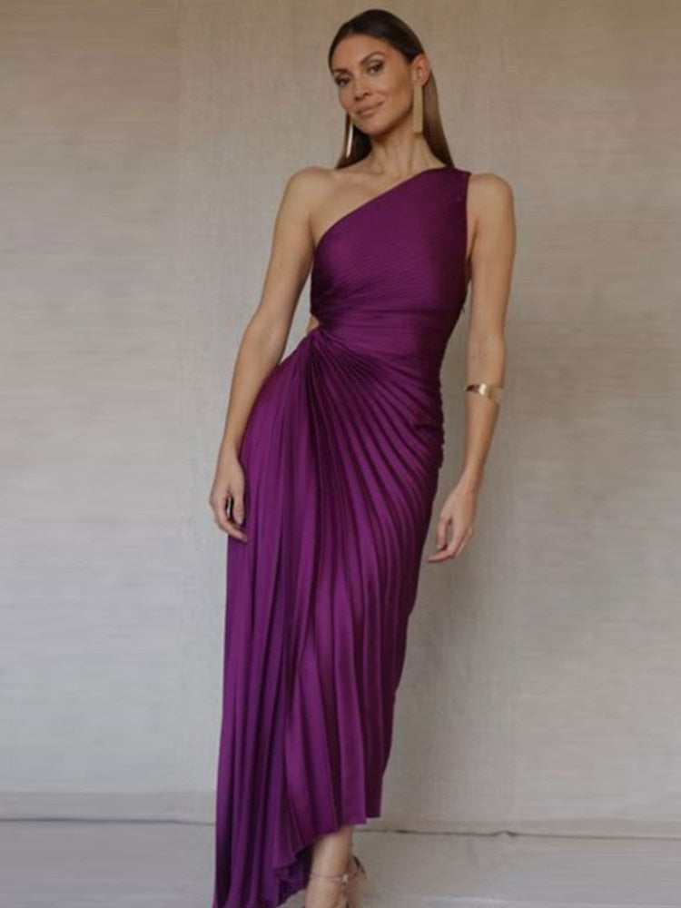 Luksusowa satynowa sukienka Regina, widok z przodu, elegancki krój, idealna na eleganckie okazje