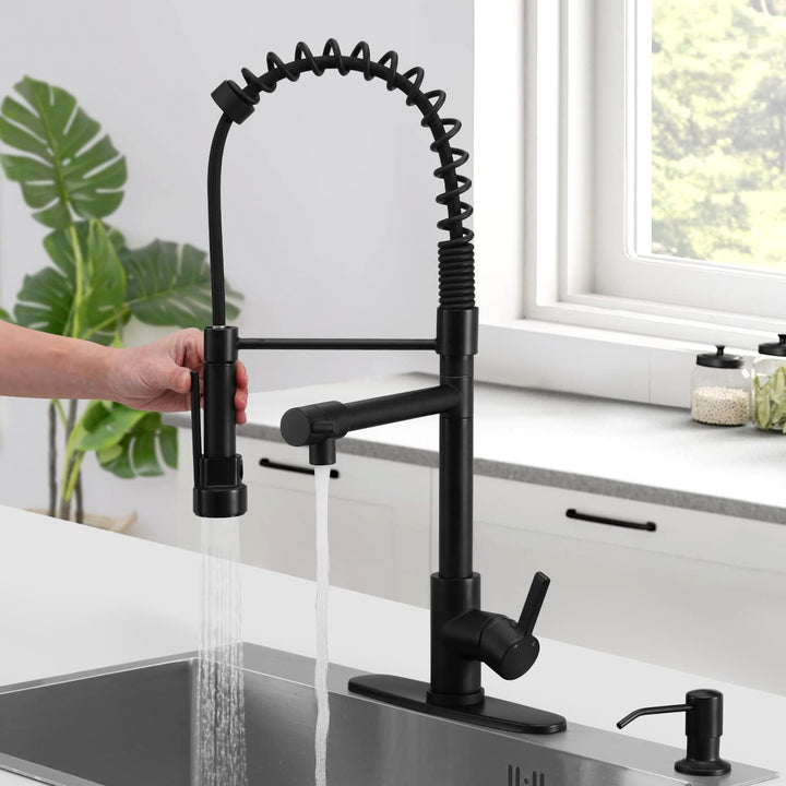 Czarny matowy kran kuchenny z rozpylaczem 360°, nowoczesny design i eleganckie czarne wykończenie dla wyrafinowanej kuchni.