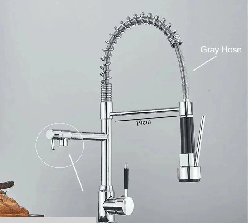 Obrotowy kran kuchenny ze stali nierdzewnej, minimalistyczny design, z obrotem 360°, zapewniający maksymalną elastyczność.