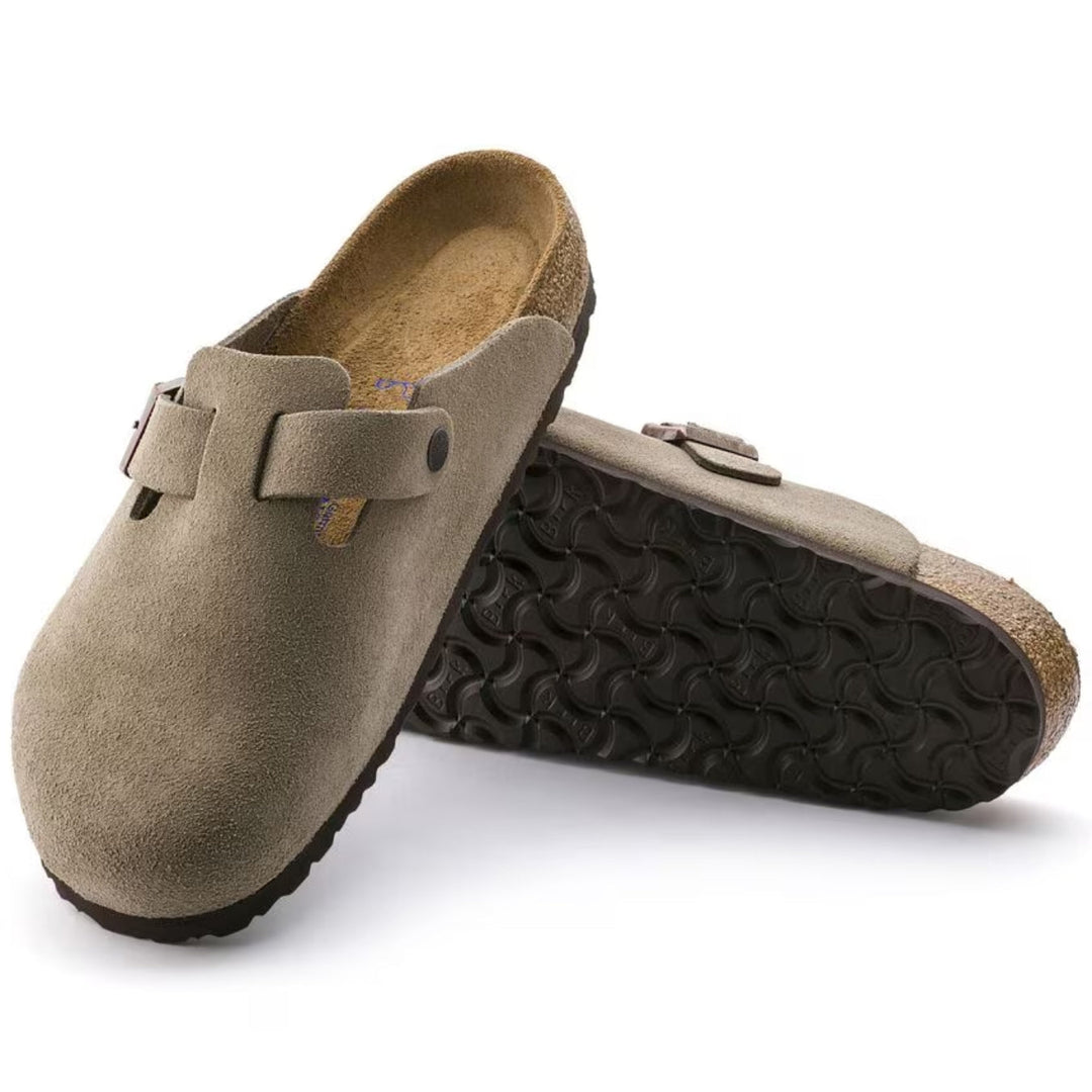 Zamszowe klapki Boston w kolorze taupe, anatomicznie wygodne, z regulowanym paskiem i lekką podeszwą EVA, elegancki krój dla kobiet.
