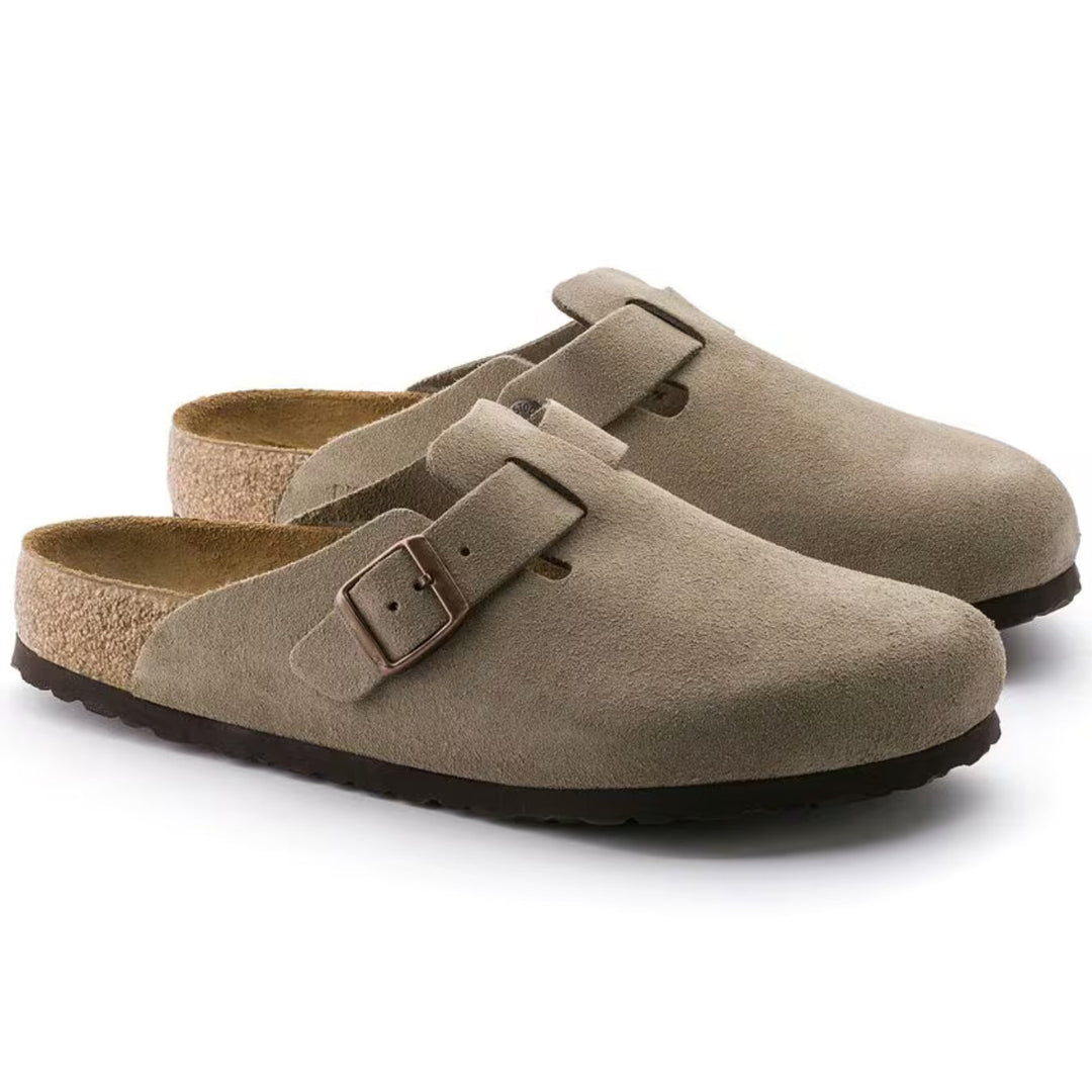 Zamszowe klapki Boston w kolorze taupe, anatomicznie wygodne, z regulowanym paskiem i lekką podeszwą EVA, elegancki krój dla kobiet.