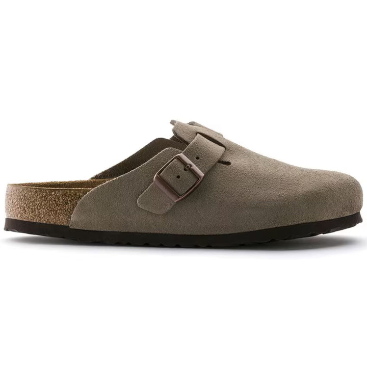 Zamszowe klapki Boston w kolorze taupe, anatomicznie wygodne, z regulowanym paskiem i lekką podeszwą EVA, elegancki krój dla kobiet.