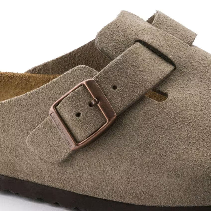 Zamszowe klapki Boston w kolorze taupe, anatomicznie wygodne, z regulowanym paskiem i lekką podeszwą EVA, elegancki krój dla kobiet.