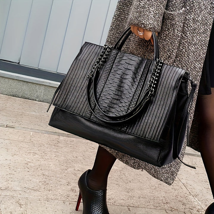 Elegancka czarna torba na ramię dla kobiet, duży format z przegródkami, ze skóry syntetycznej, w nowoczesnym szykownym stylu.