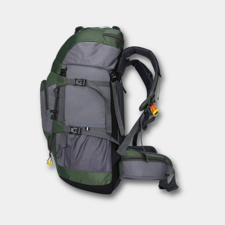 Zielony, solidny plecak trekkingowy AdventurePack o pojemności 60L, przeznaczony do transportu ciężkiego ładunku, z wyściełanymi szelkami, idealny na przygody na świeżym powietrzu.