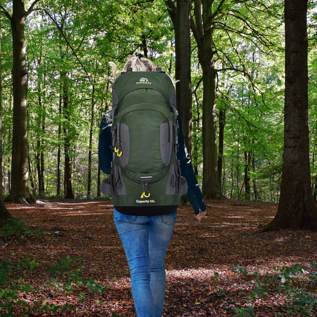 Zielony, solidny plecak trekkingowy AdventurePack o pojemności 60L, przeznaczony do transportu ciężkiego ładunku, z wyściełanymi szelkami, idealny na przygody na świeżym powietrzu.