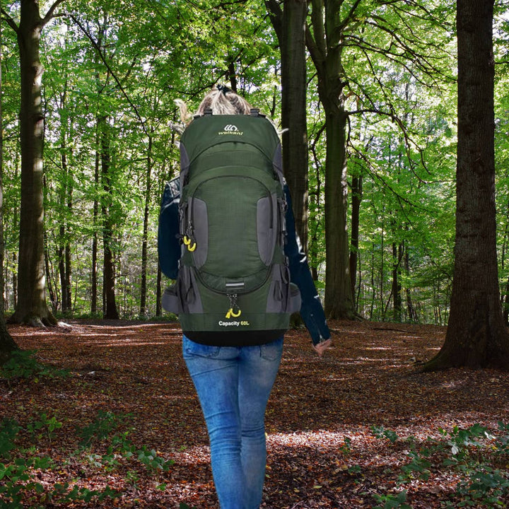 Zielony, solidny plecak trekkingowy AdventurePack o pojemności 60L, przeznaczony do transportu ciężkiego ładunku, z wyściełanymi szelkami, idealny na przygody na świeżym powietrzu.