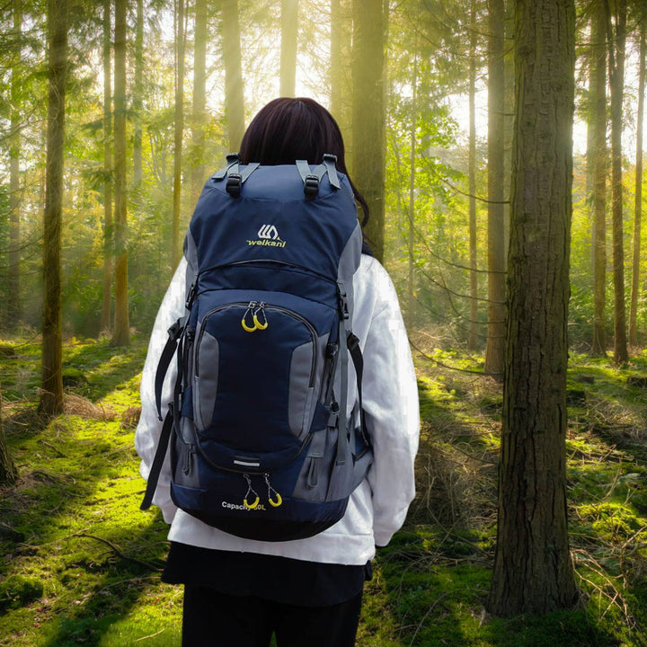 Zielony, solidny plecak trekkingowy AdventurePack o pojemności 60L, przeznaczony do transportu ciężkiego ładunku, z wyściełanymi szelkami, idealny na przygody na świeżym powietrzu.