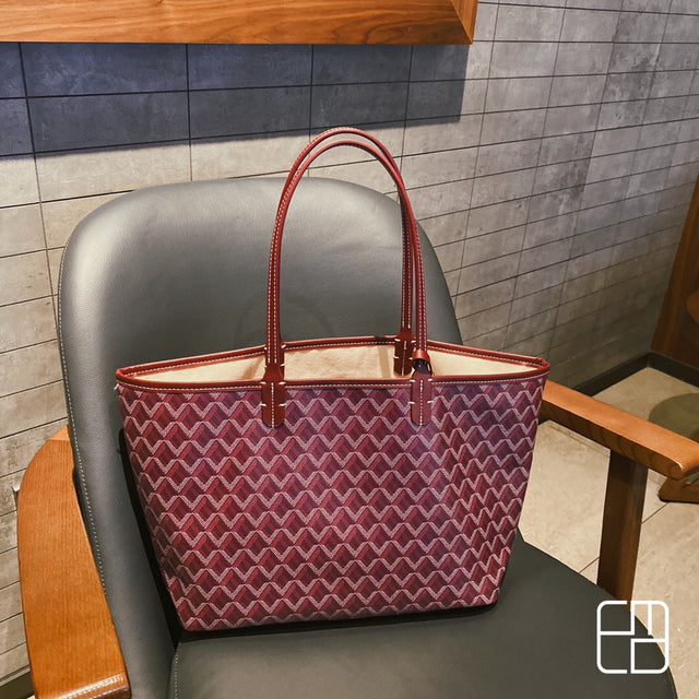 Luksusowa torebka damska shopper, elegancka i praktyczna, o smukłym designie, z wygodnymi uchwytami i wysokiej jakości wykończeniem.