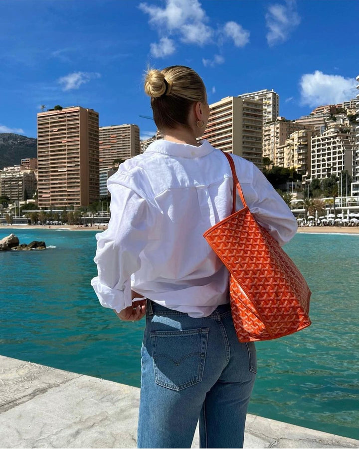 Luksusowa torebka damska shopper, elegancka i praktyczna, o smukłym designie, z wygodnymi uchwytami i wysokiej jakości wykończeniem.