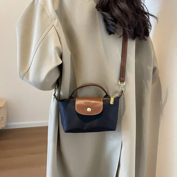 Szykowna jesienna torba na ramię dla kobiet, mała, elegancki design, kolor khaki, idealne stylowe akcesoria.