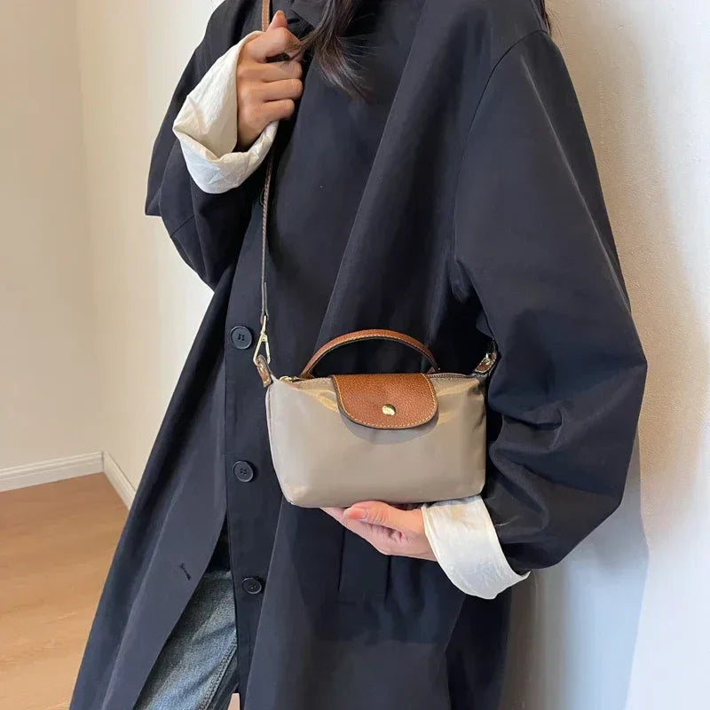 Szykowna jesienna torba na ramię dla kobiet, mała, elegancki design, kolor khaki, idealne stylowe akcesoria.