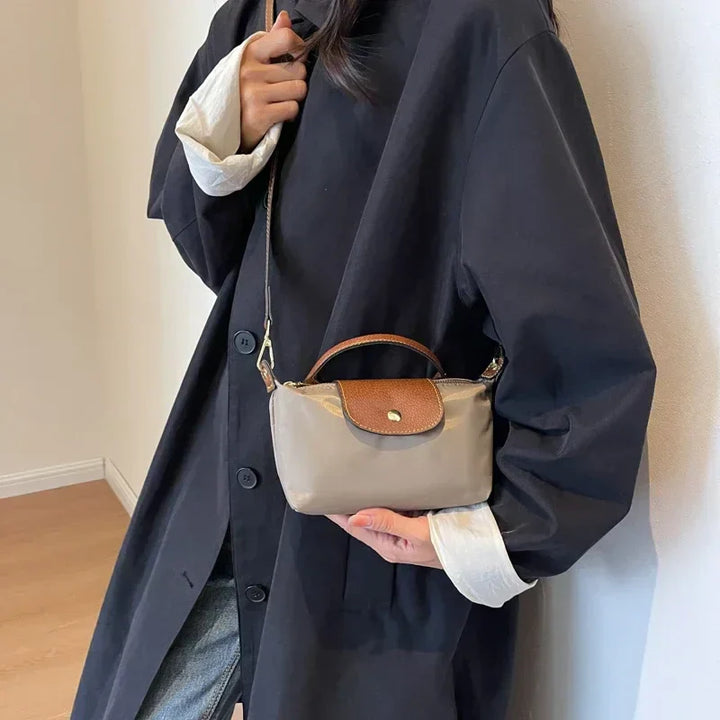 Szykowna jesienna torba na ramię dla kobiet, mała, elegancki design, kolor khaki, idealne stylowe akcesoria.