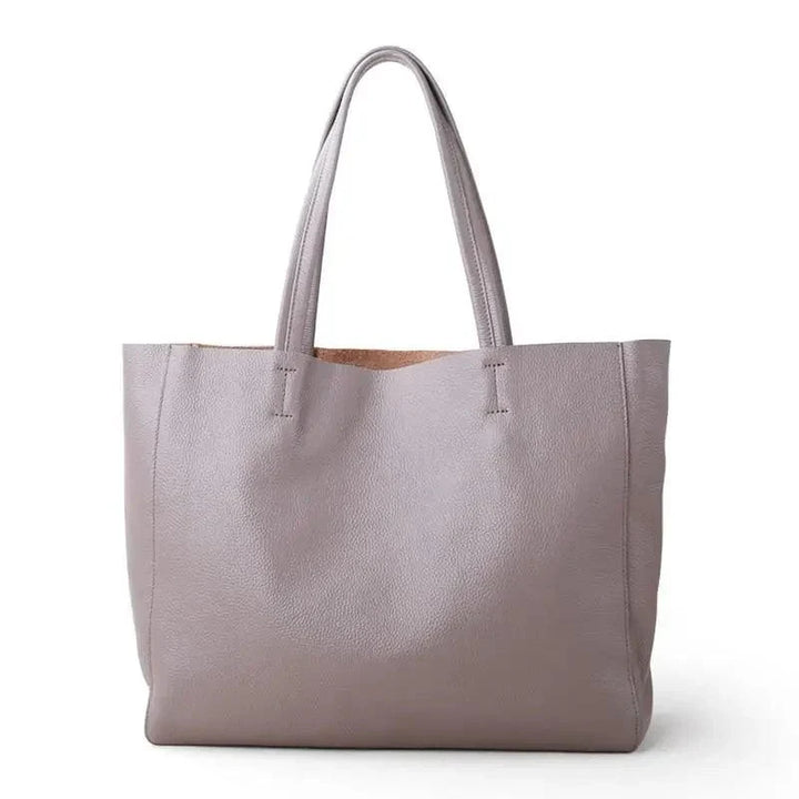 Czarna shopperka ze skóry naturalnej, elegancka i przestronna, dodatek dla nowoczesnej kobiety.
