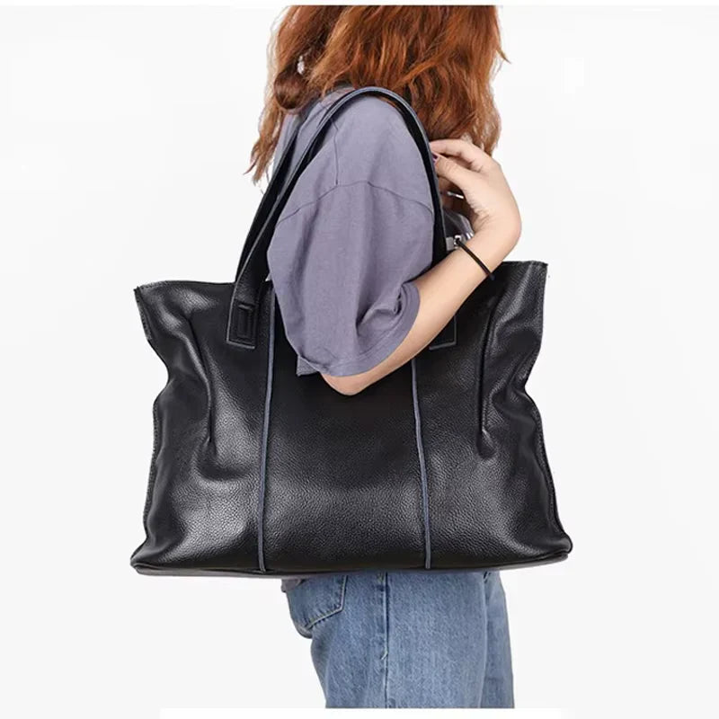 Duża shopperka ze skóry, kolor camel, z zamkiem, idealna dla nowoczesnej i eleganckiej kobiety.