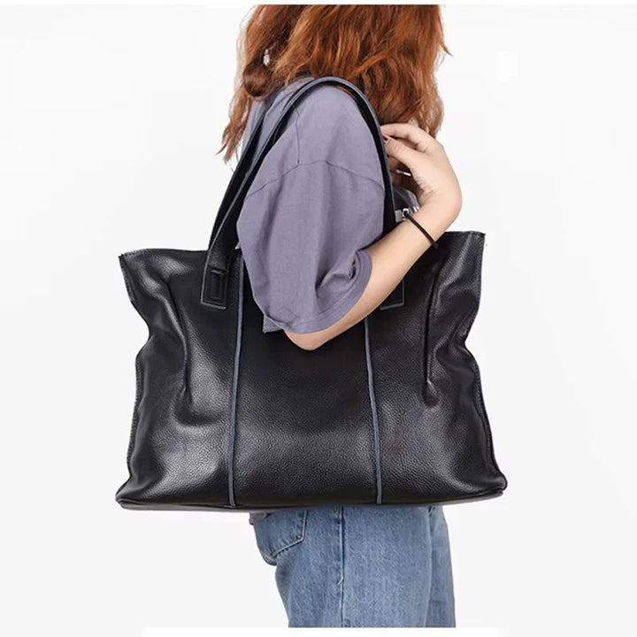 Duża shopperka ze skóry, kolor camel, z zamkiem, idealna dla nowoczesnej i eleganckiej kobiety.