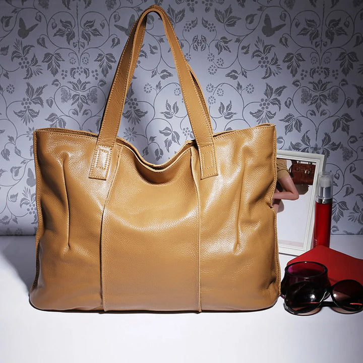 Duża shopperka ze skóry, kolor camel, z zamkiem, idealna dla nowoczesnej i eleganckiej kobiety.