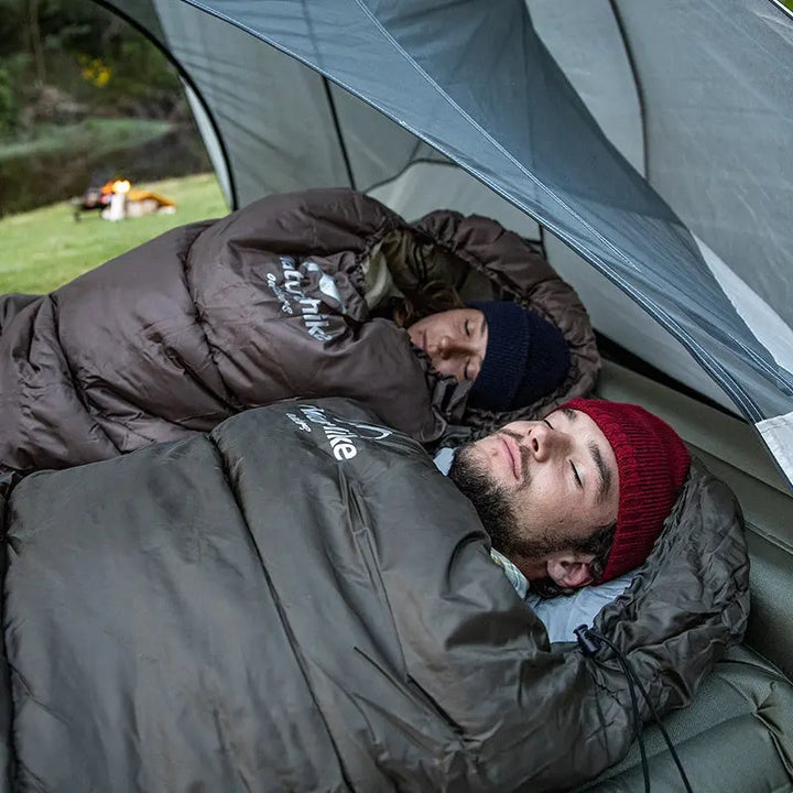 Ultralekki szary śpiwór outdoorowy, ergonomiczna konstrukcja, optymalna izolacja termiczna do biwakowania i trekkingu.