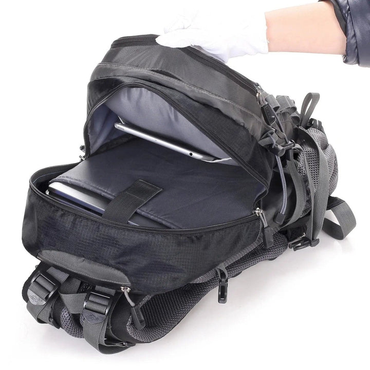 Niebieski plecak trekkingowy 40L, wentylowane plecy, regulowane szelki, idealny na wędrówki, duża pojemność, ergonomiczny design.
