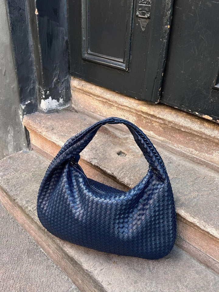 Bordowa pleciona torebka hobo ze skóry syntetycznej, elegancka i pojemna, z delikatnym uchwytem i bezpiecznym zamkiem błyskawicznym.