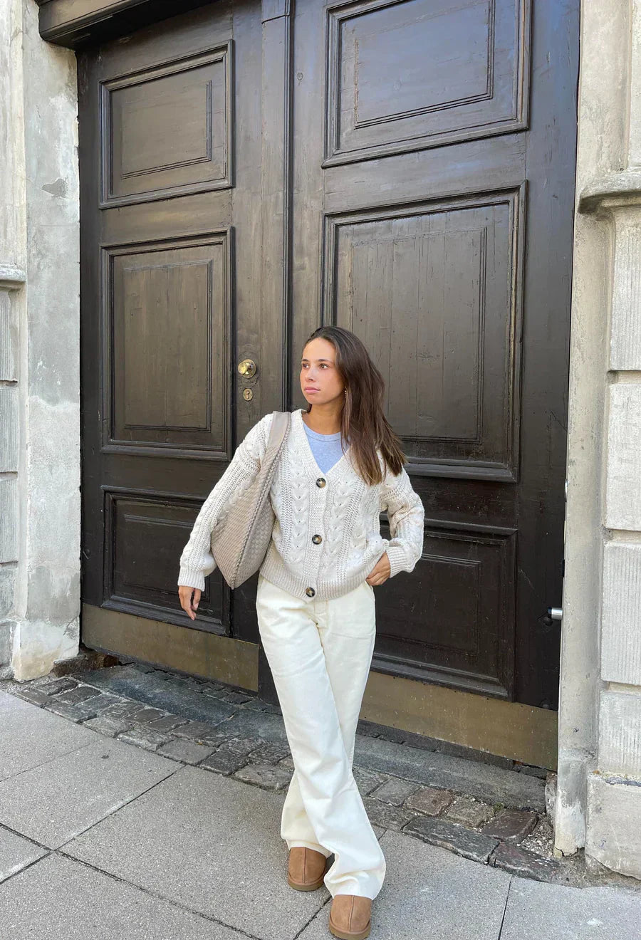 Bordowa pleciona torebka hobo ze skóry syntetycznej, elegancka i pojemna, z delikatnym uchwytem i bezpiecznym zamkiem błyskawicznym.