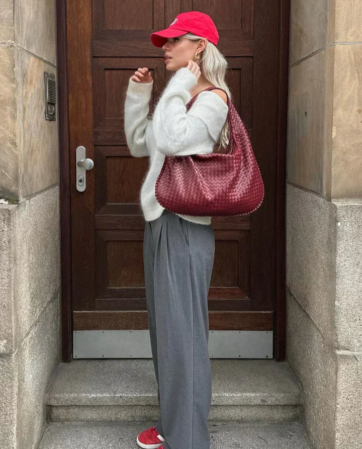 Bordowa pleciona torebka hobo ze skóry syntetycznej, elegancka i pojemna, z delikatnym uchwytem i bezpiecznym zamkiem błyskawicznym.